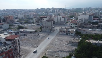 Hatay'da binaların yerini boş meydanlar aldı