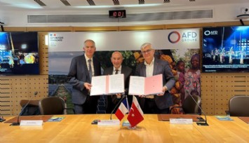 Başkan Soyer’den Paris’te tarihi imza