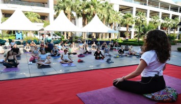 Karşıyaka’da en uzun güne yoga ile başladılar