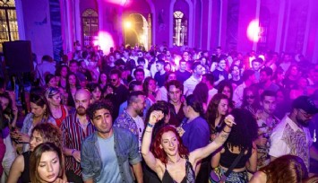 İzmir’de Tarihi Kilise’de skandal