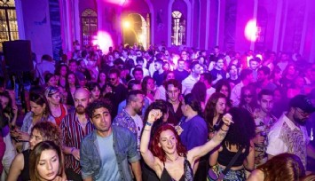 İzmir’de tartışmalara neden olan “kilisede parti” hakkında şirketten açıklama: Tanıtımını yaptık