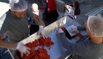 Efes Selçuk’ta domattan salçaya gelenekselleşen birliği: Kadınlar seçiyor,erkekler kesiyor, Belediye eziyor