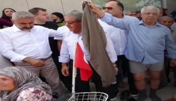 Denizli’de çiftçilerden ilginç banka eylemi: ‘Bir donumuz kaldı’