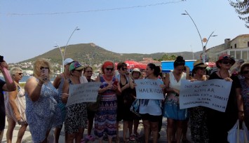 Foça’da sahillerin özel işletmelere açılmasına havlulu eylem