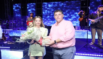 Menderes’te coşkulu 30 Ağustos kutlaması, Derya Uluğ ile taçlandı