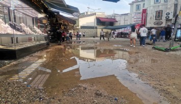 İzmir’i sağanak vurdu: Cadde ve sokaklar göle döndü
