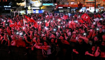 İzmir'in tüm ilçelerinde Zafer Bayramı coşkusu