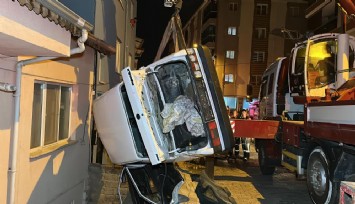 Uşak'ta otomobil bina boşluğuna düştü: 1 kişi hayatını kaybetti