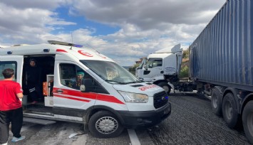 Kontrolden çıkan tır bariyerlere çarparak durabildi: 1 yaralı