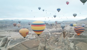 Kapadokya’da turistler 2025'in ilk gün doğumunu sıcak hava balonlarında izledi