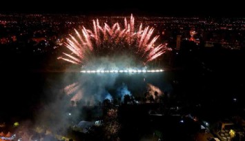 Adana’da dron, lazer ve havai fişek gösterisi, görsel şölene sahne oldu