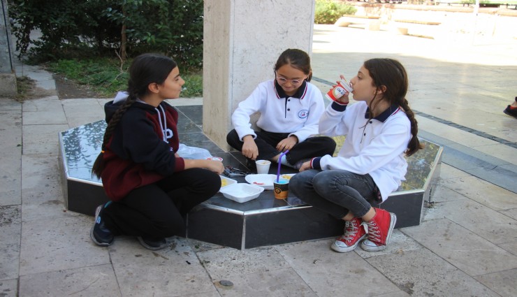 Aydın'da skandal manzara: Okul yemekhanesine alınmayan öğrenciler taşların üzerinde yemek yedi