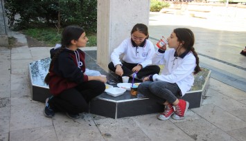 Aydın'da skandal manzara: Okul yemekhanesine alınmayan öğrenciler taşların üzerinde yemek yedi