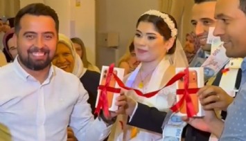 Düğün hediyesi olarak geline ve damada Iphone taktı