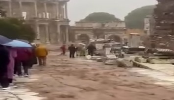 Efes Antik Kenti’nde sağanak yağmur turistleri hazırlıksız yakaladı