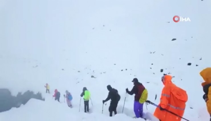 Everest’te kar fırtınası dehşeti: Bin kişi mahsur kaldı