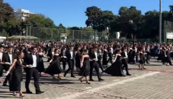 İzmir Atatürk lisesi bayramı Vals ile kutladı