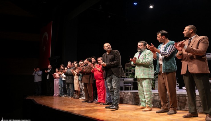 İzmir Şehir Tiyatroları sezonu yeni sahnesinde açtı