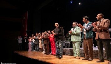 İzmir Şehir Tiyatroları sezonu yeni sahnesinde açtı