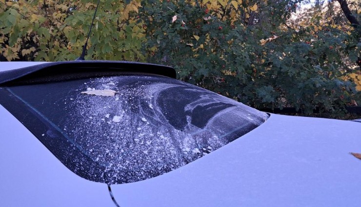 Kars buz kesti: Termometreler eksi 7’yi görünce araç camları buz tuttu