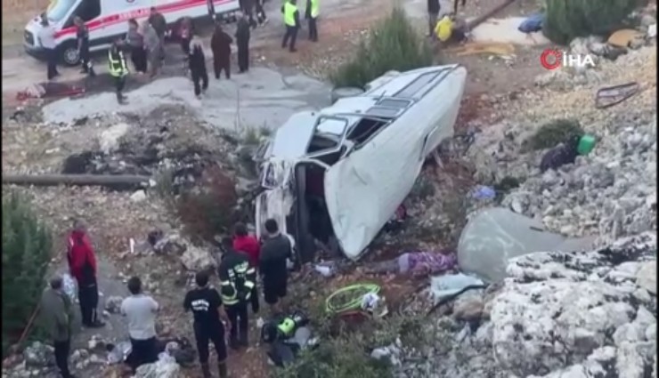 Mersin'de tarım işçilerini taşıyan minibüs şarampole devrildi: 5 can kaybı, 10 yaralı