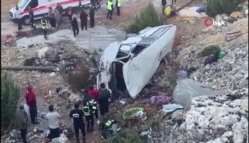 Mersin'de tarım işçilerini taşıyan minibüs şarampole devrildi: 5 can kaybı, 10 yaralı