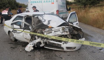Otomobil ile kamyonet kafa kafaya çarpıştı: 1 ölü, 2 yaralı