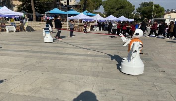Zeybek oynayan robotlar Bilim Şenliği'nde ilgi topladı