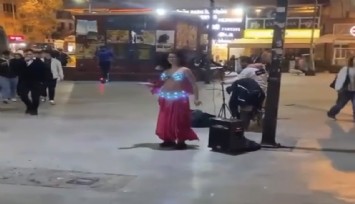 Bornova Küçükpark’ta sürpriz dans gösterisine zabıta müdahalesi