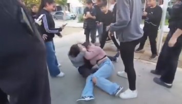 Buca’da ortaokulda iki kız öğrenci saç saça birbirine girdi