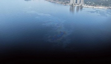 Gemiler körfezi kirletiyor iddiası: Bayraklı Sahili'ni yağ tabakası kapladı