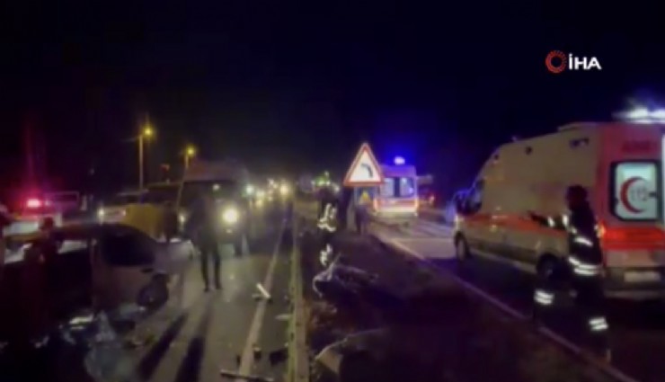 İki Tofaş araç kafa kafaya çarpıştı: 2’si ağır 3 yaralı