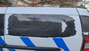 İzmir’de polis aracına saldırıp camı kırdılar