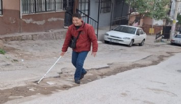 İzmir’de yaşayan görme engelli Ali Yüksel, evinin sokağında kapatılmayan çukurlara çözüm bekliyor