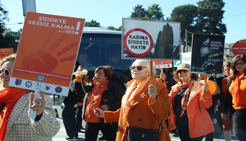 İzmirli kadınlardan 'turuncu' yürüyüş