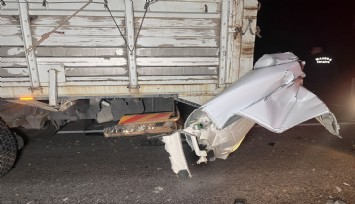 Kamyonete arkadan çarpan otomobil hurda yığınına döndü: 1 ölü, 2 yaralı