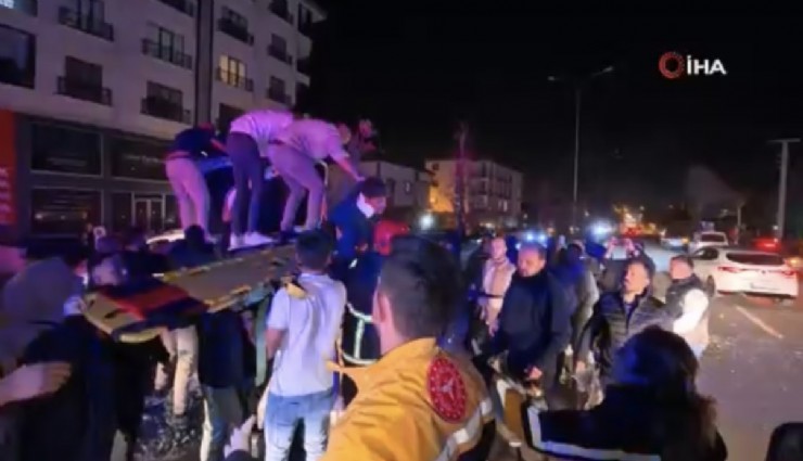 Kontrolden çıkan otomobil, direği ve ağacı devirdi: 2 kişi yaralandı, kurtarma anları kamerada