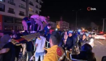 Kontrolden çıkan otomobil, direği ve ağacı devirdi: 2 kişi yaralandı, kurtarma anları kamerada