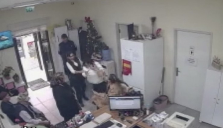 Muhtarlıkta belge krizi : Vatandaş ve muhtar tekme tokat birbirine girdi