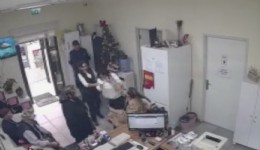 Muhtarlıkta belge krizi : Vatandaş ve muhtar tekme tokat birbirine girdi