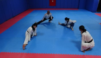 Tekvandocu babanın vakit geçirsinler diye salona götürdüğü 3 kızı milli tekvandocu oldu