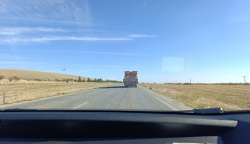 Tırın taşıdığı tuğlalar ile tehlikeli yolculuğu kamerada