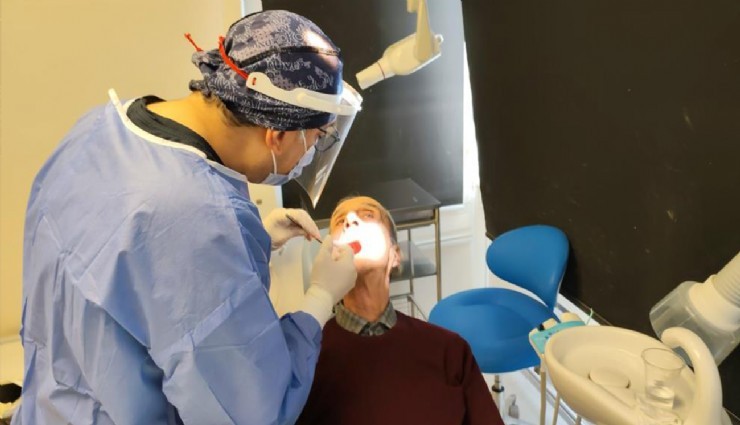 83 yaşında protezin altından 20’lik diş çıktı