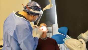 83 yaşında protezin altından 20’lik diş çıktı