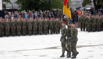 Almanya'da yeni yılda 18 yaşındaki gençlere askerlik formu gönderilecek