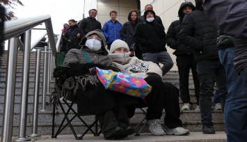 Denizli'de zincir marketin indirimli açılışı geceden sabaha kuyruk oluşturdu