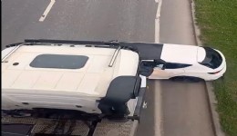 Hafriyat kamyonu, önüne aldığı otomobili 100 metre sürükledi