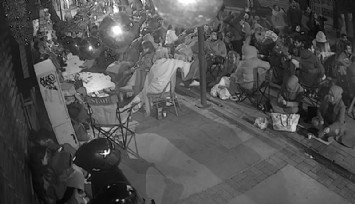 İzmir Alsancak’ta indirim kuyruğu gece başladı: Battaniye ve sandalyelerle sabahladılar