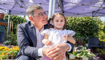 İzmir Büyükşehir Belediyesi, çocukların ve gençlerin eğitim yolculuğuna eşlik ediyor