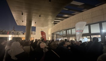 İzmir’de Volkan Konak ve Edip Akbayram Anma Konseri öncesi gerginlik: Kapılar erken kapatılması izdiham yarattı